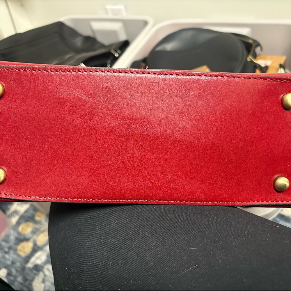 Elegant Red Floral Embossed Handbag - Picture 9 of 9